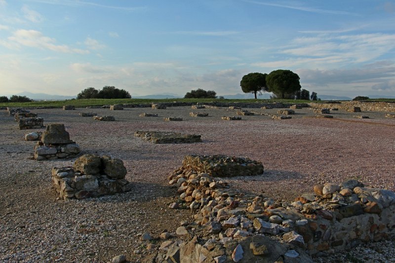 1069-Simone-chataeau -roussillon408.JPG - Simone-Château Roussillon, le champ de fouilles au crépuscule d’hiver